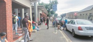 Lang rye by departement van arbeid laat die oë rek