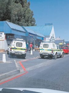 Paarl se Drakenstein-apteek van kontant beroof