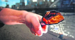 Vrou met bottelnek gedreig