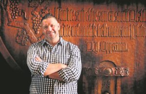 ’n Feestelike vrugtekoek gelaai met omgee, liefde