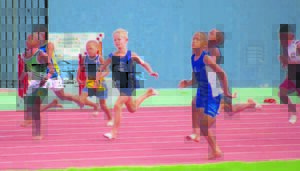 Laerskoolatlete skitter op baan