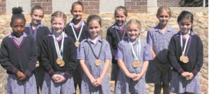 Atletiek-deelnemers draf met medaljes weg