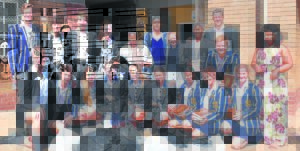 Skoene en Bybels gee hoop