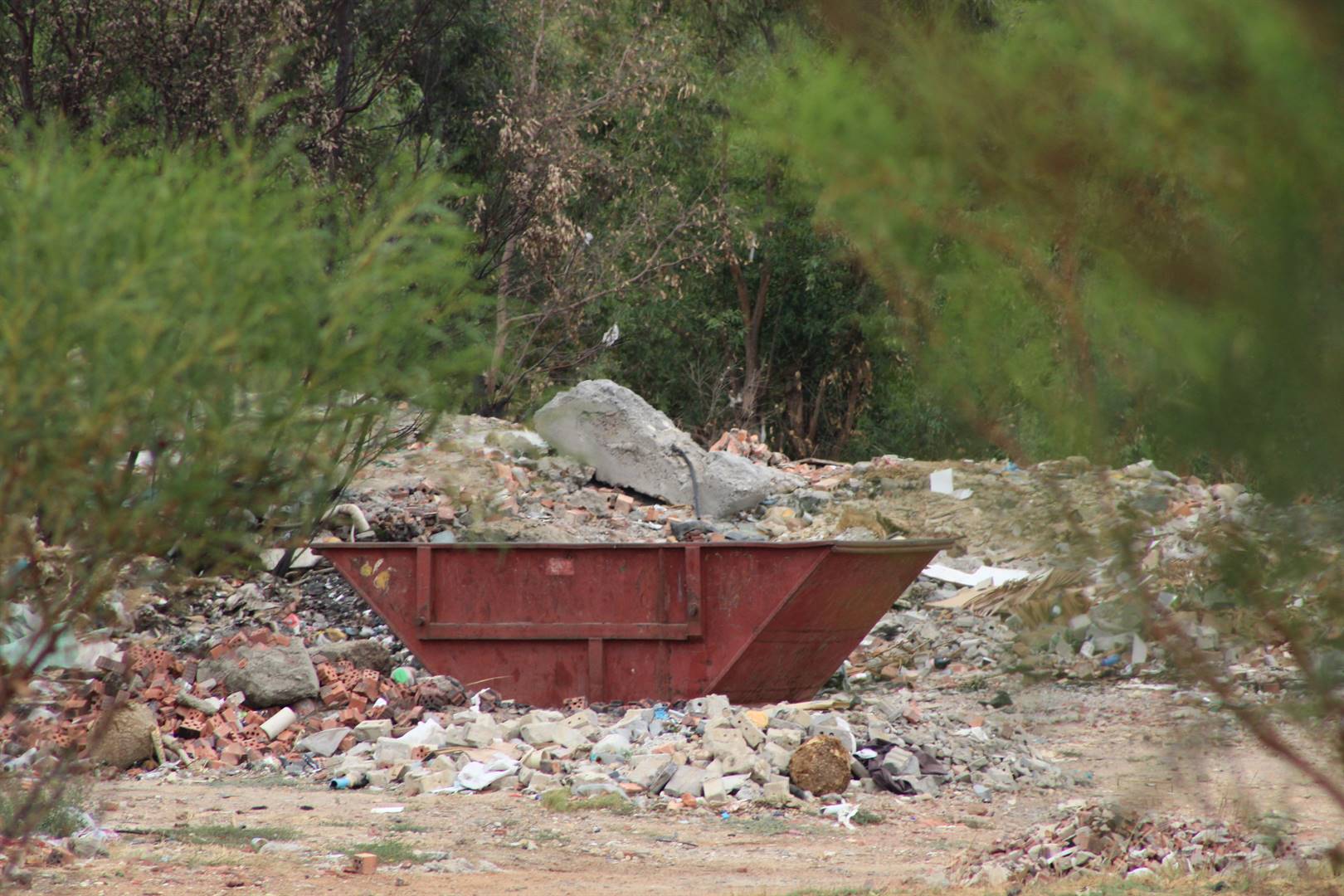 Besighede in die omgewing beweer dat talle mense van informele vullisverwyderaars gebruik maak om hulle rommel hier te kom stort en sodoende munisipale koste te vermy.