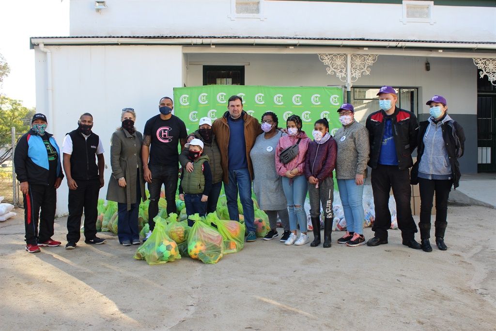 Die Cornal Hendricks Foundation-lede saam met die 