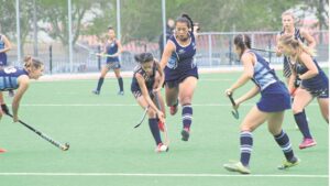 Skole meet kragte op die hokkieveld