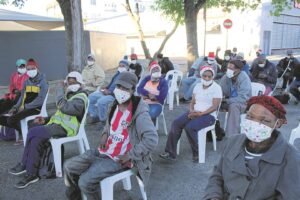 Omgeevrou bied haweloses ’n heerlike Kerstafel