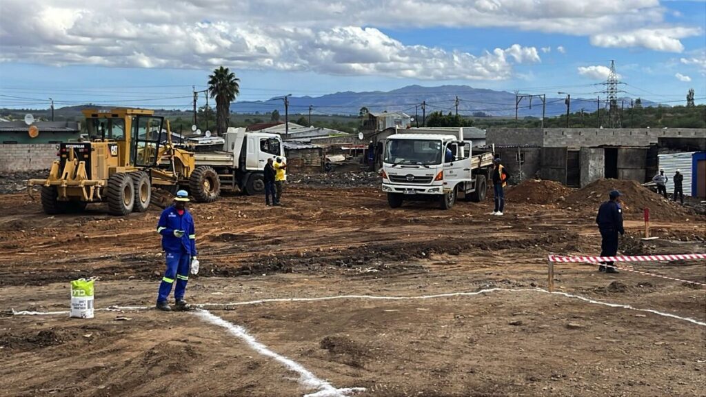 Drakenstein-munisipaliteit se tegniese spanne is Maandag (14 April) by die New Rest-Egoli -informele nedersetting in Wellington besig, waar nagenoeg 200 strukture in 'n brand op 6 April verwoes is. Foto: Verskaf