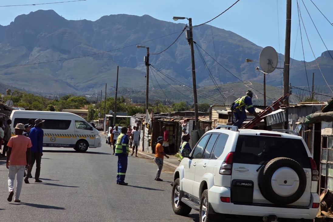 Drakenstein-munisipaliteit se tegniese spanne verwyder onlangs onwettige kragverbindings in Mbekweni. Foto: Drakenstein-munisipaliteit