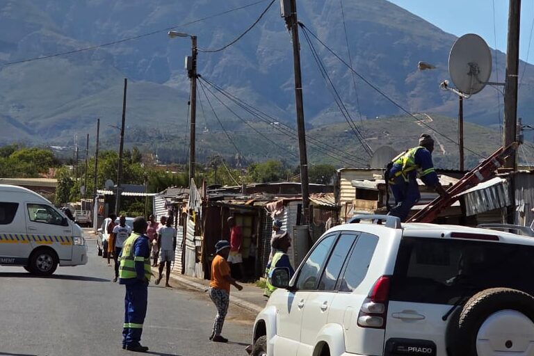 Drakenstein-munisipaliteit se tegniese spanne verwyder onlangs onwettige kragverbindings in Mbekweni. Foto: Drakenstein-munisipaliteit