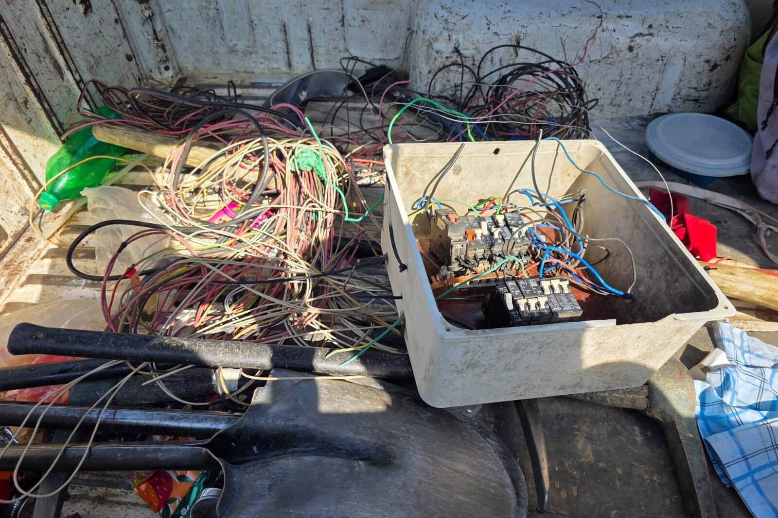 Van die onwettige bedrading wat tydens 'n onlangse optrede in Mbekweni verwyder is. Foto: Drakenstein-munisipaliteit