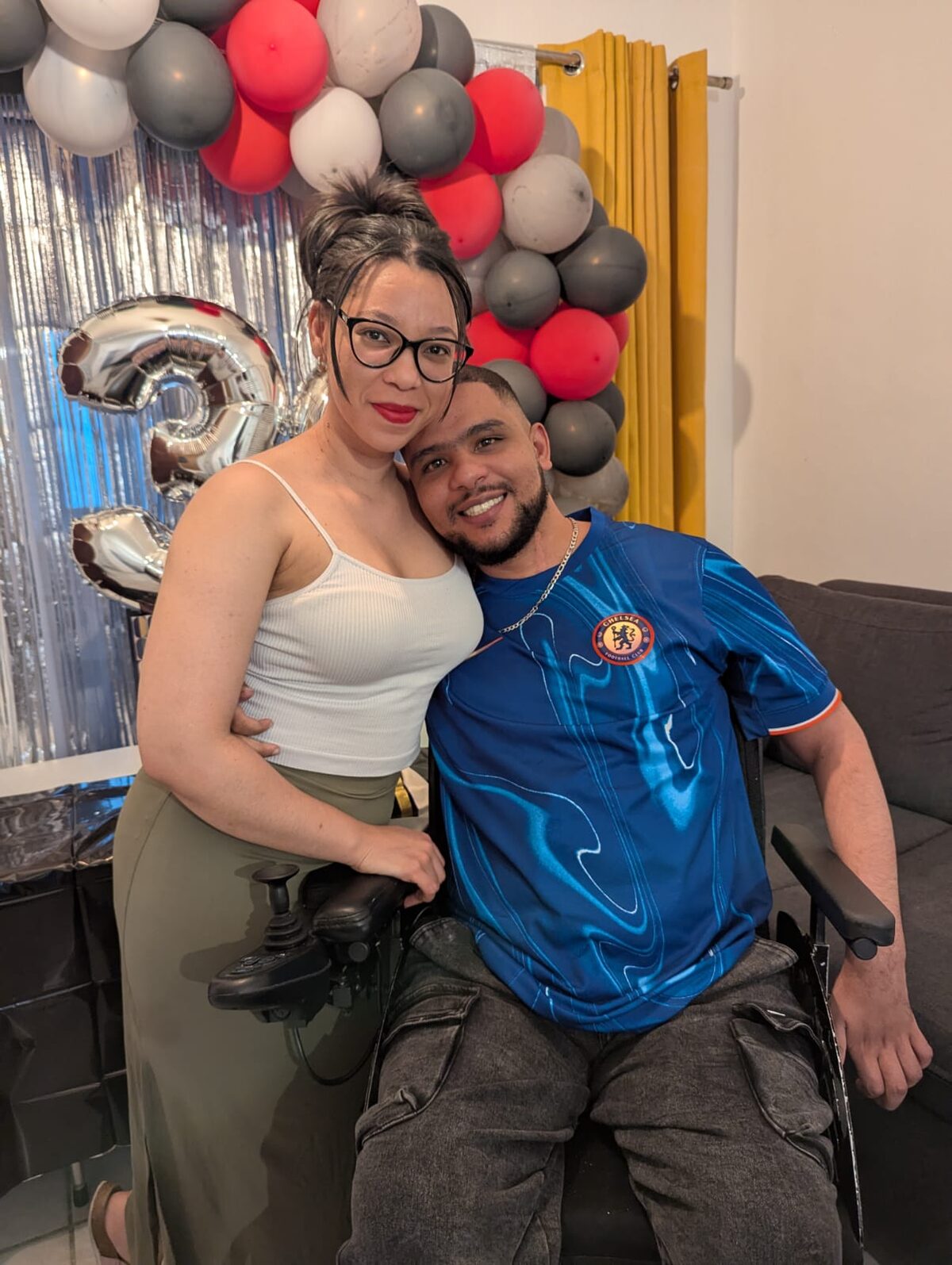 Konst. Ahzerian Esterhuizen saam met sy meisie, Michealla Kayster.