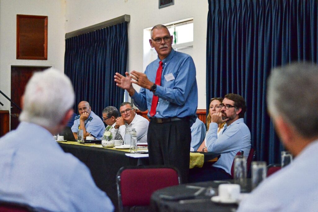 Uys van der Westhuijzen, die voorsitter van Agri Wes-Kaap se landelike veiligheids-
beleidskomitee, tydens die konferensie aan die woord. Foto: Rasaad Adams