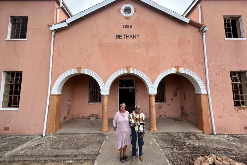 Daan van Wyngaard en Laina Settley vandeesweek buite die geskiedkundige Bethany-gebou in Klein Drakensteinweg in die Paarl. Foto: Rasaad Adams