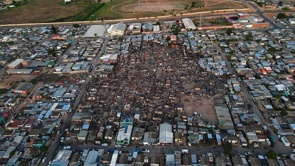 Vrou sterf in verwoestende brand naby Wellington.