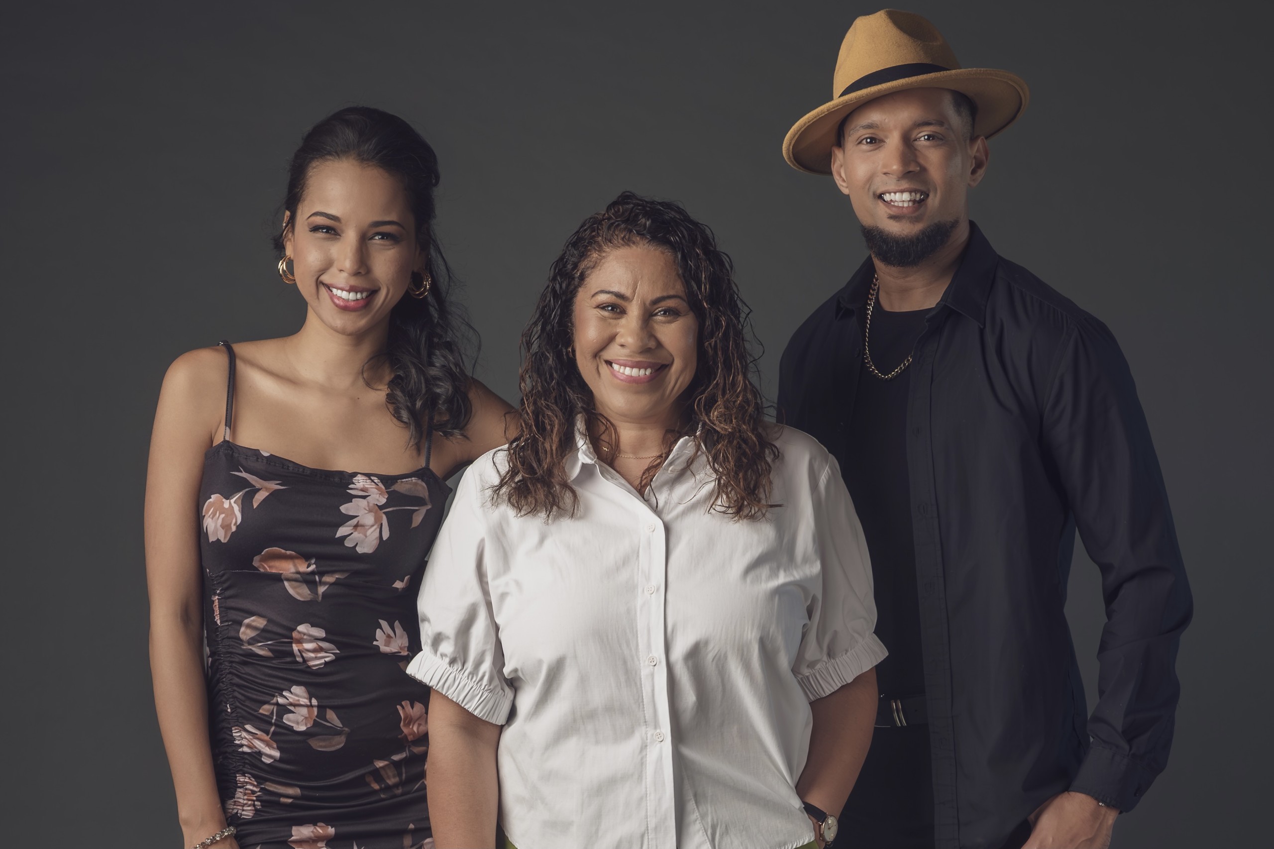 Die Solomons-gesin van links, Boudine Ballem (Brenda), Ilse Klink (ma Jocye), en Tashreeq de Villiers (Gershwin). Foto: Gys Loubser