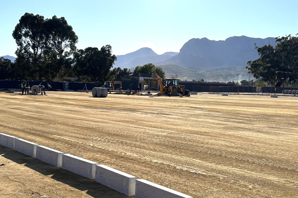 'n Parkeerterrein-projek ter waarde van R7 miljoen is tans by die Dal Josafat-stadion onderweg. Foto: Rasaad Adams