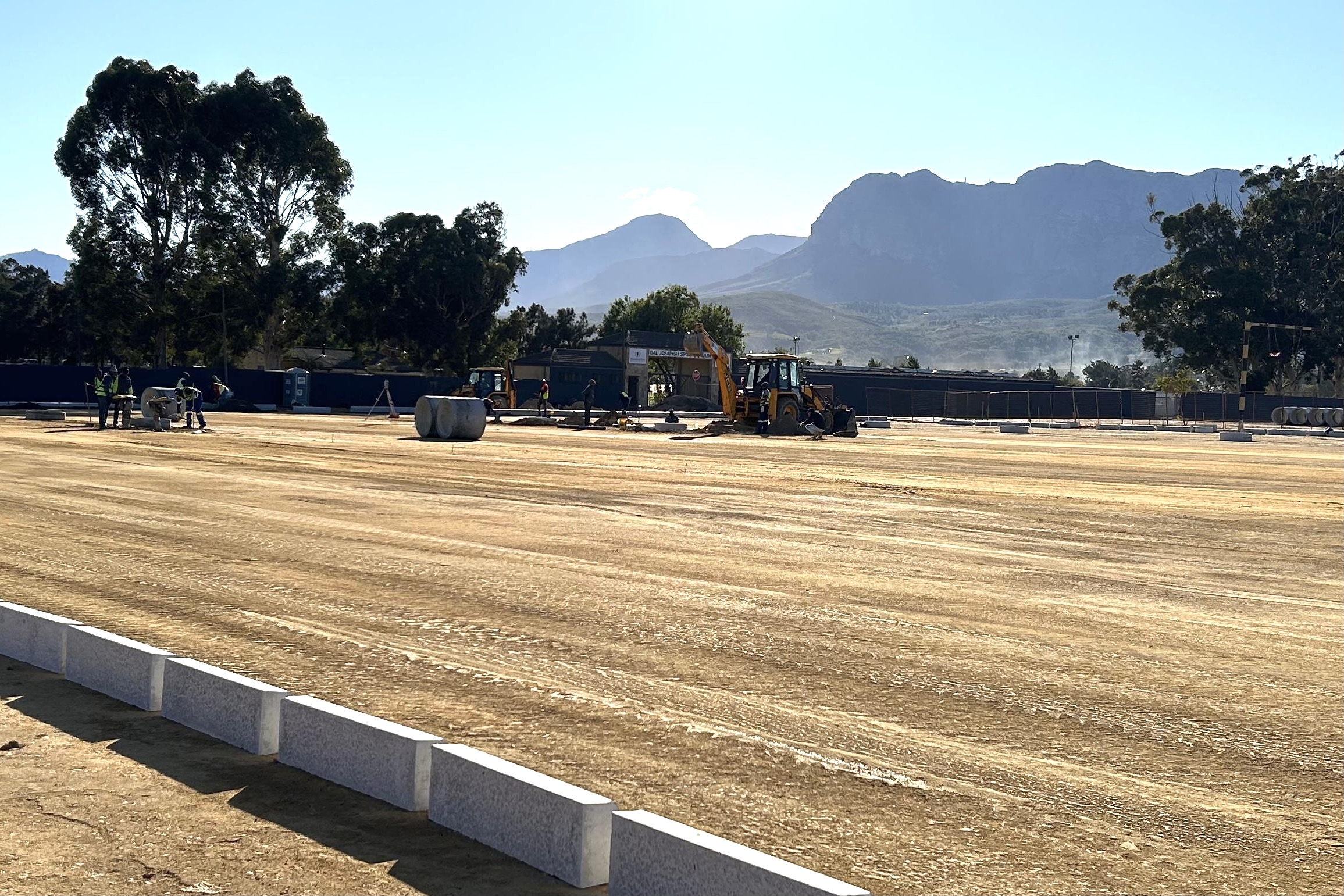 'n Parkeerterrein-projek ter waarde van R7 miljoen is tans by die Dal Josafat-stadion onderweg. Foto: Rasaad Adams