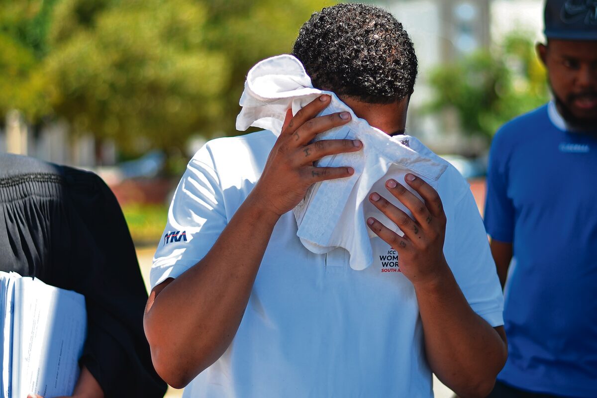 Christo Isaacs (32) bedek sy gesig tydens 'n vorige verskyning in die Paarl-streekshof. Foto: Rasaad Adams