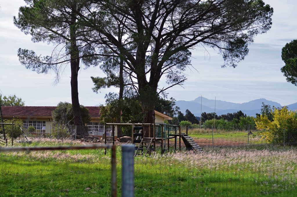 Die behuisingsprojek kom langs die Simondium Primêre Skool. Foto: Rasaad Adams