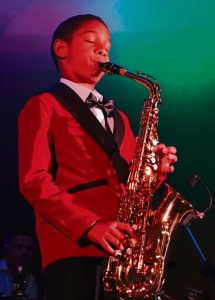 Papier-orkes op pad na Chelsea-blommeskou