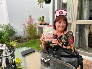 Verpleër gee klas by alma mater