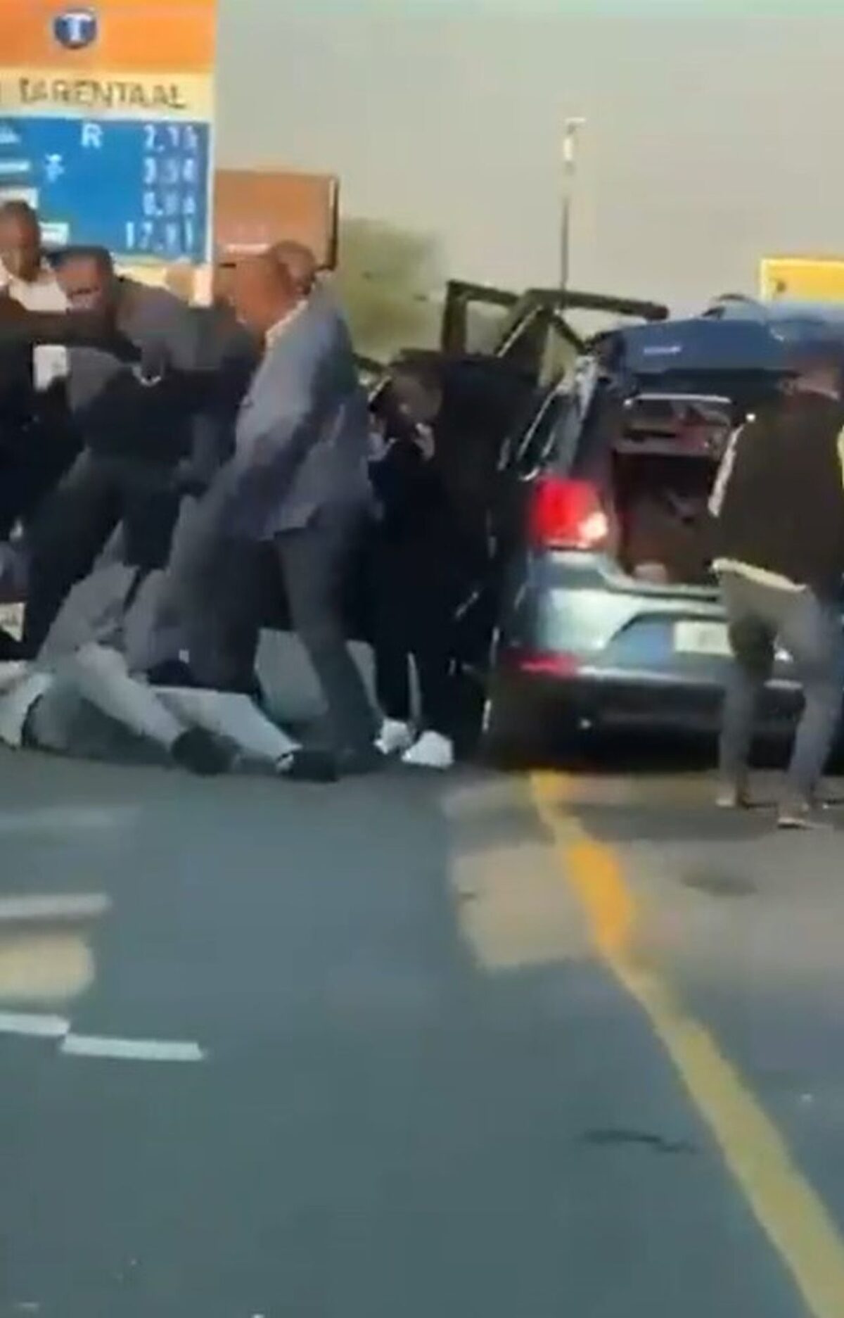 Agt lyfwagte rand mororiste aan in Johannesburg.
