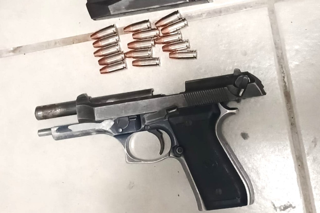 Die polisie het op drie 9mm-pistole beslag het gelê.