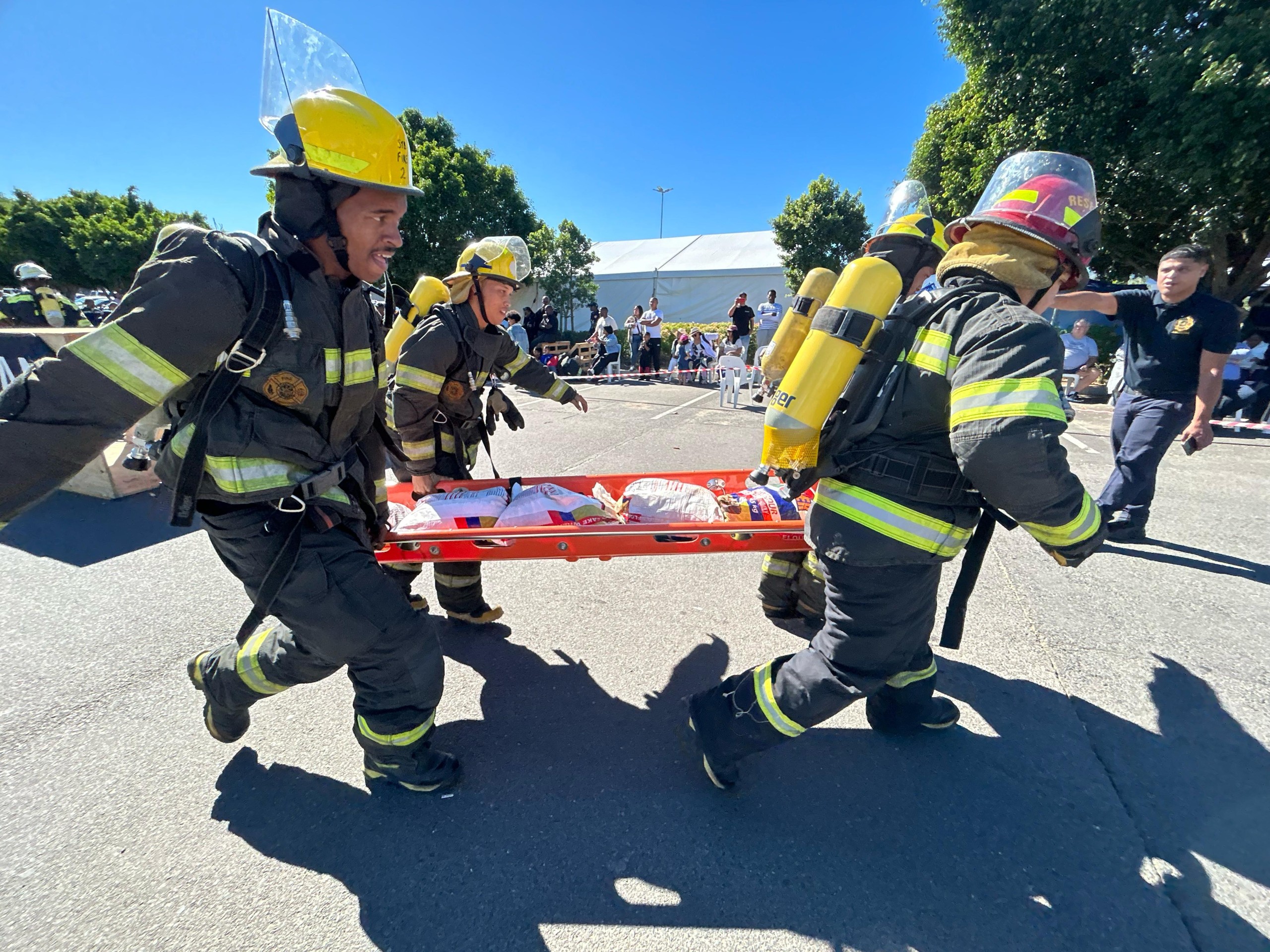 Die Drakenstein-munisipaliteit se viering van Wêreldbrandbestrydersdag die afgelope Saterdag het verskeie spanuitdagings tussen verskillende distrikte se branddienste ingesluit. Foto: Rasaad Adams