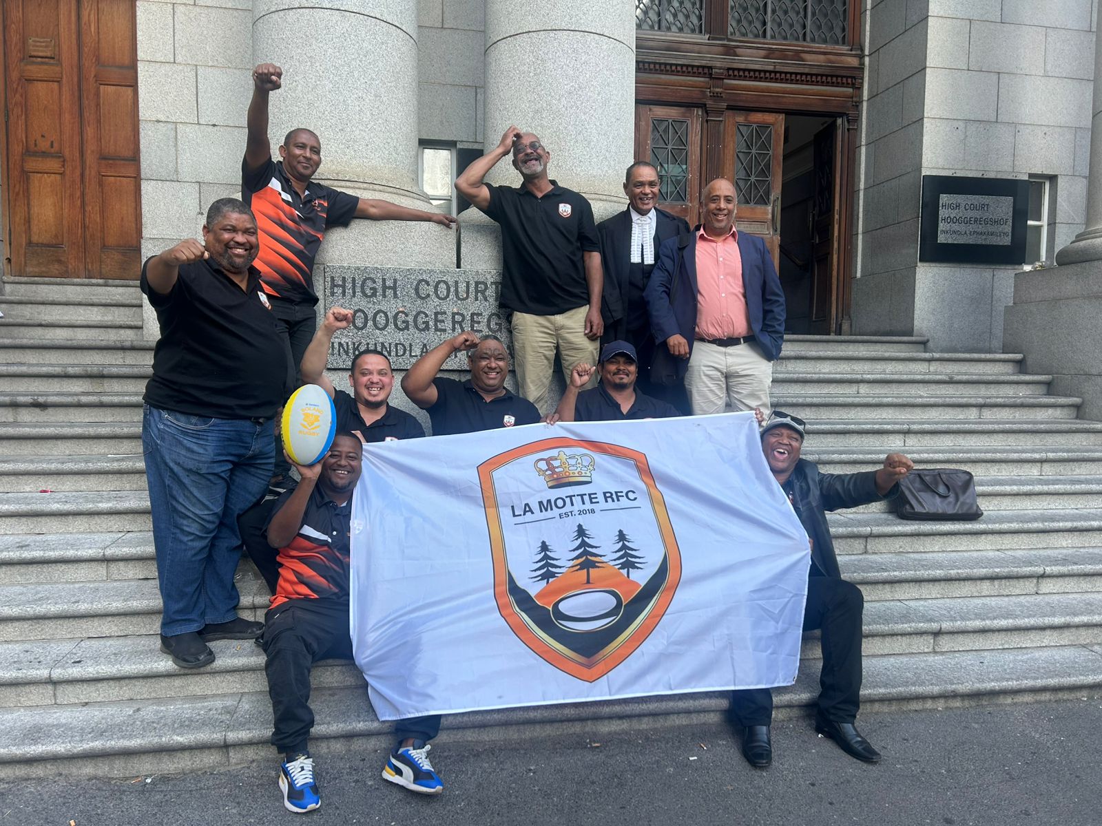 'n Afvaardiging van die La Motte-Wanderers-rugbyklub Dinsdag (6 Mei) buite die hooggeregshof.