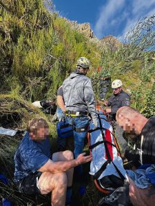 Nóg ‘n ongeluk by Franschhoekpas; motorfietsryer oorleef net-net