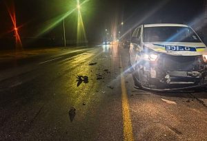 ‘Dronk’ polisielid ry in motor vas