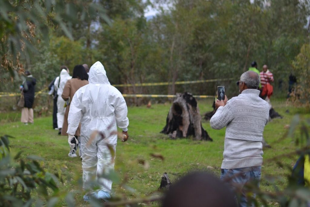 Forensiese patologiese dienste op die toneel langs die Allandale-gevangenis waar 'n lyk Maandag (2 Junie) in 'n vlak graf gevind is. Foto: Rasaad Adams