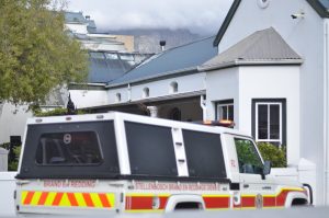 Branddienste vinnig op toneel toe Franschhoek-galery vlam vat