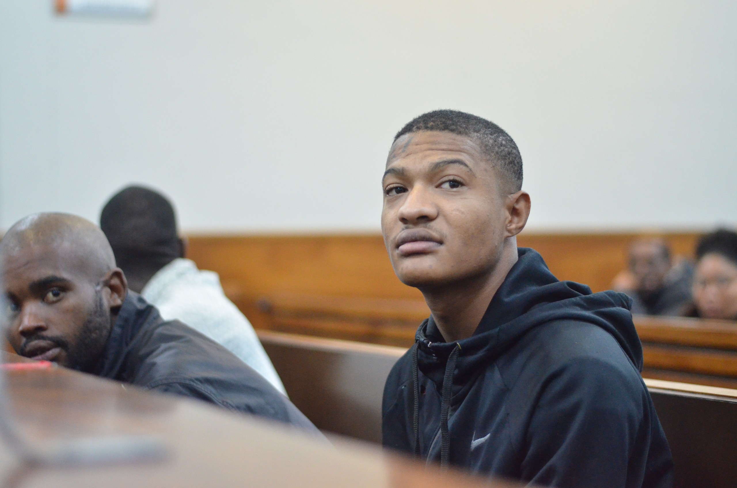 Keaton Johnson en sy mede beskuldigdes, Bradley Mamani en Theodore Qatha, wat aangekla is vir die moord van die 16-jarige Chanelle Plaatjies. Mamani en Qatha steek hul gesigte weg. Foto: Rasaad Adams