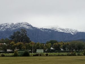 Eerste wintersneeu bedek berge in die Boland