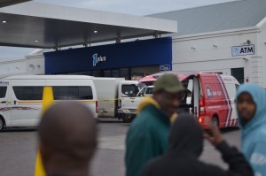 Veiligheidswagte gewond tydens transitorooftog in Mbekweni