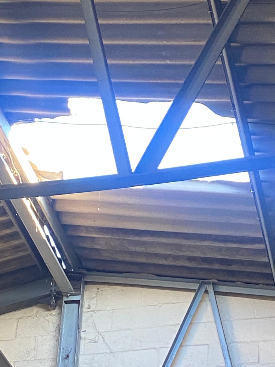 Die asbesdak waardeur die man tot sy dood geval het.