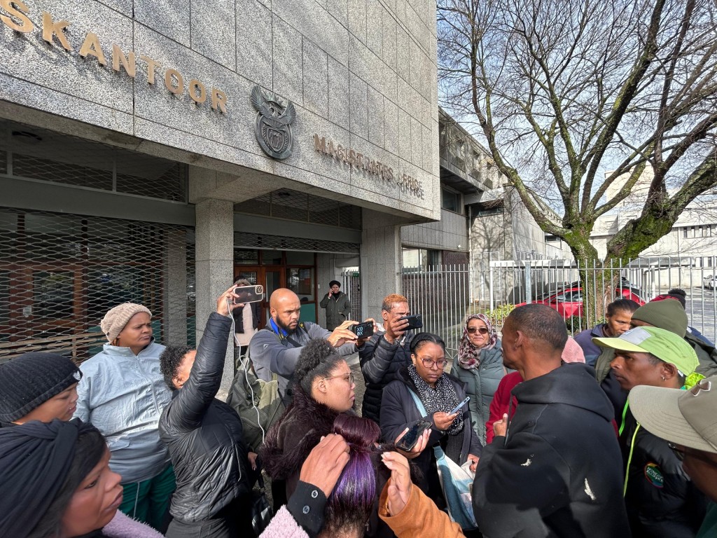 Chanelle se familielede spreek Donderdag (26 Junie) die media buite die hof toe. Foto: Rasaad Adams