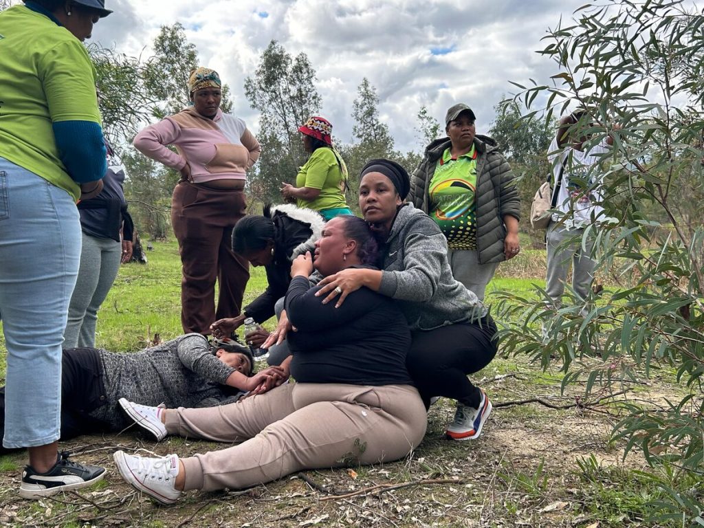 Familielede van Channelle Plaatjies (16) het histeries geraak toe 'n skoen wat vermoedelik aan die tiener behoort in die vlak graf ontdek is. Foto: Rasaad Adams