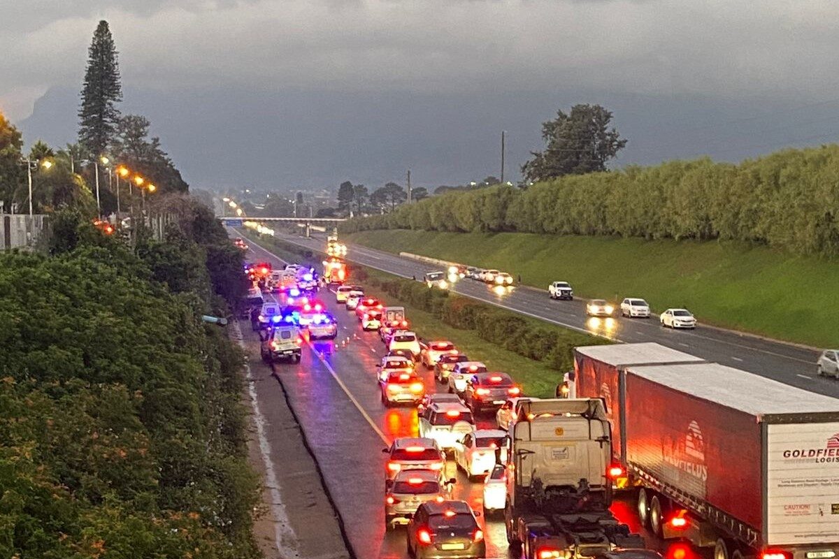 Jong vrou (27) doodgery toe sy uit voertuig klim wat met ander bots