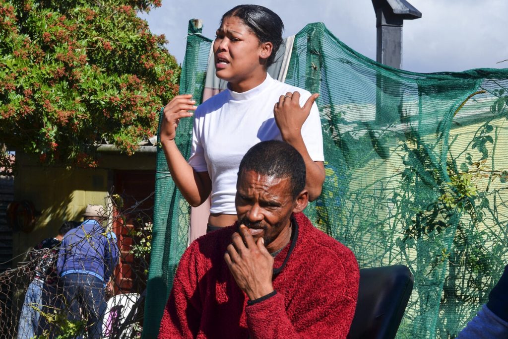 Samuel Jacobs, pa van die vermiste Channelle Plaatjies, Maandagoggend tydens 'n onderhoud met die 
Paarl Post. By hom is Matilda "Claney" Plaatjies, sy dogter en Channelle se suster. Foto: Rasaad Adams