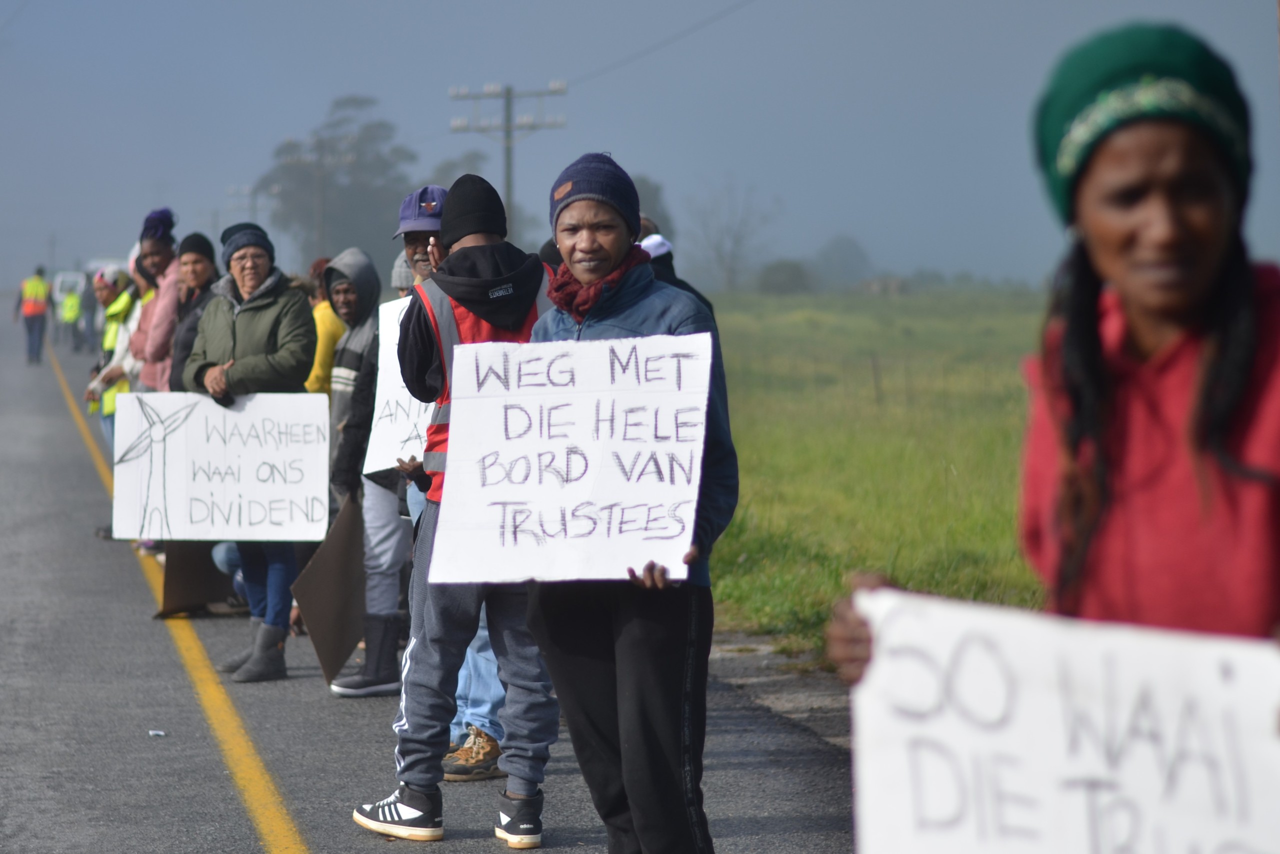 'n Groep Saron- en Gouda-inwoners het die afgelope Vrydag buite die Gouda-windplaas op die R44-pad betoog. Foto: Rasaad Adams