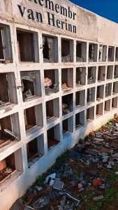 Skok en afsku oor skade aan gedenkmuur