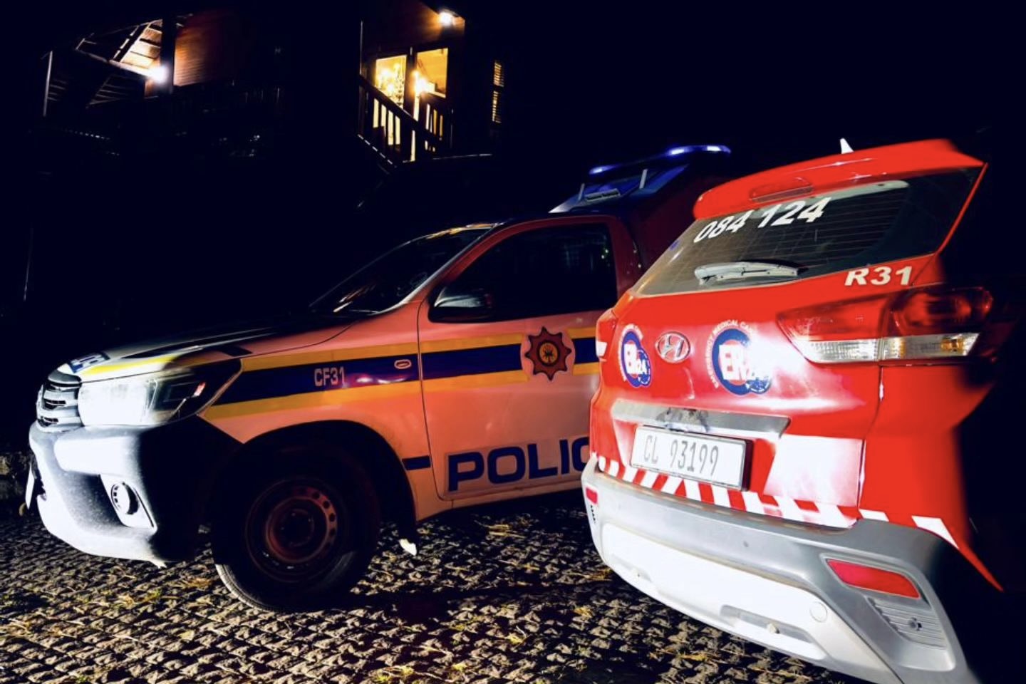 Die polisie en ambulansdienste van ER24 op die toneel by die Franschhoek-gastehuis Saterdagnag. Foto: Kurt Maske