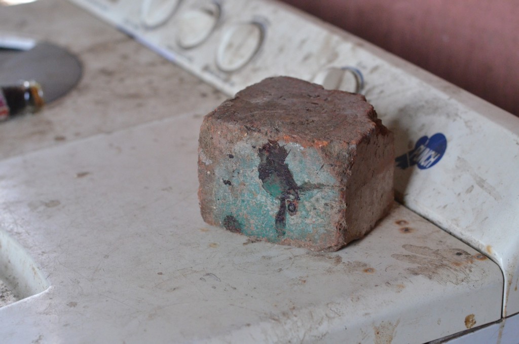 'n Bebloede baksteen wat glo ook Sondag tydens die bakleiery gebruik was. Foto: Rasaad Adams