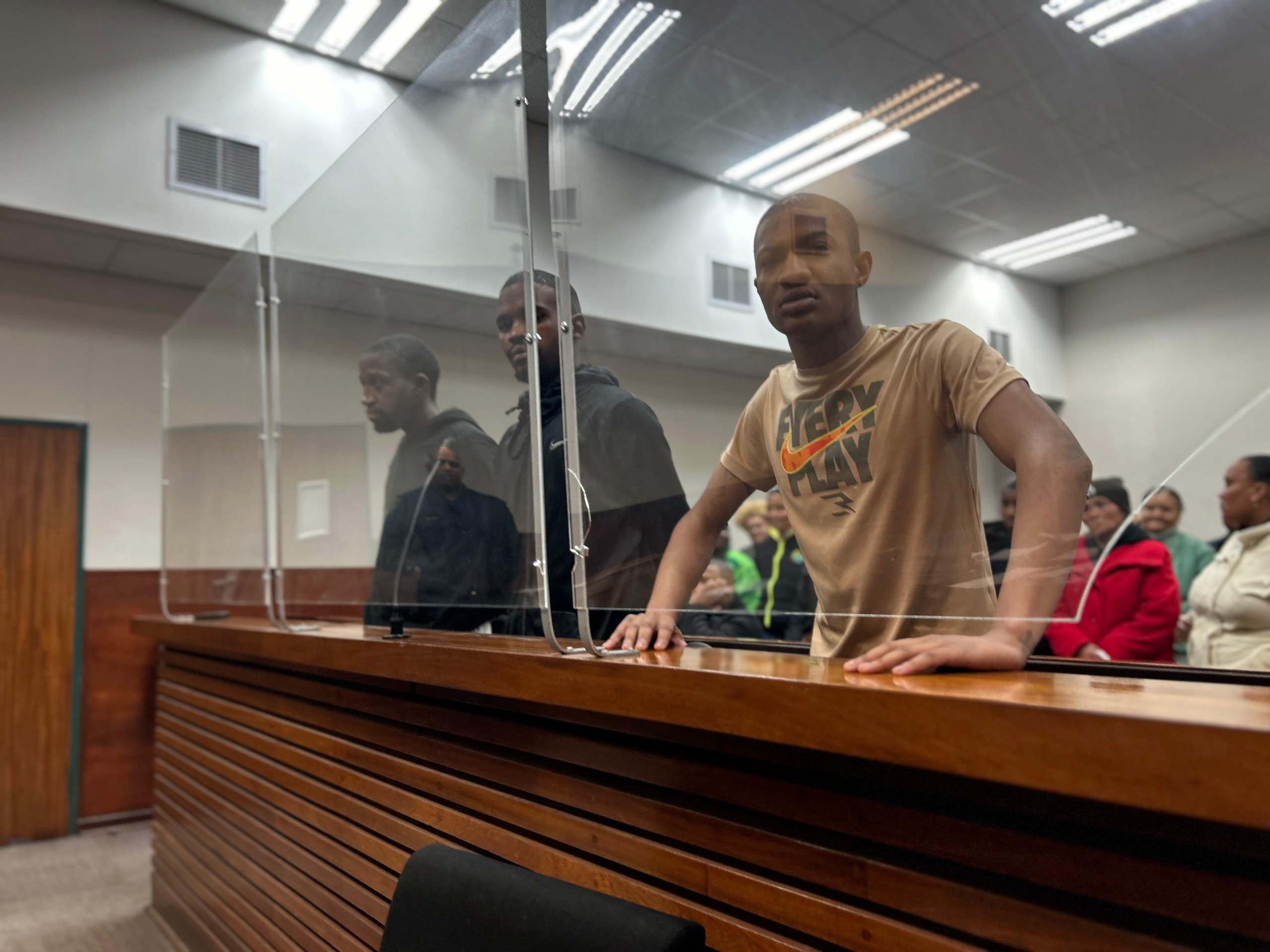 Van regs na links staan Keaton Johnson (19), Bradley Mamani (25) en Theodore Qatha (31) Maandag (4 Augustus) in die Paarl-landdroshof. Foto: Rasaad Adams