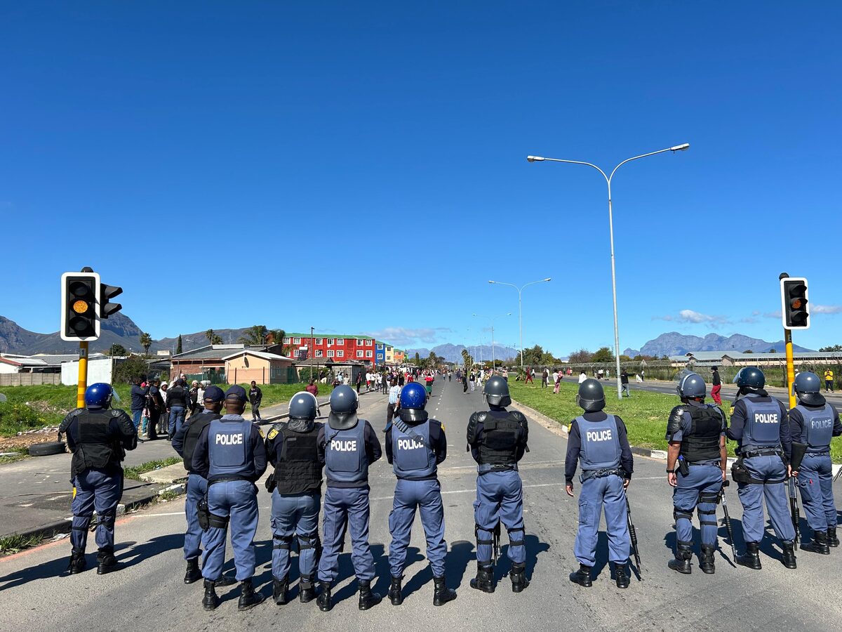 Daar was Maandag (25 Augustus) 'n sterk polisie teenwoordigheid in Paarl-Oos toe betogers Van der Stelstraat met klippe en brandende bande versper het. Foto: Rasaad Adams