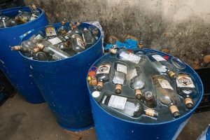 Polisie vang sewe wat glo 
onwettige drank vervaardig