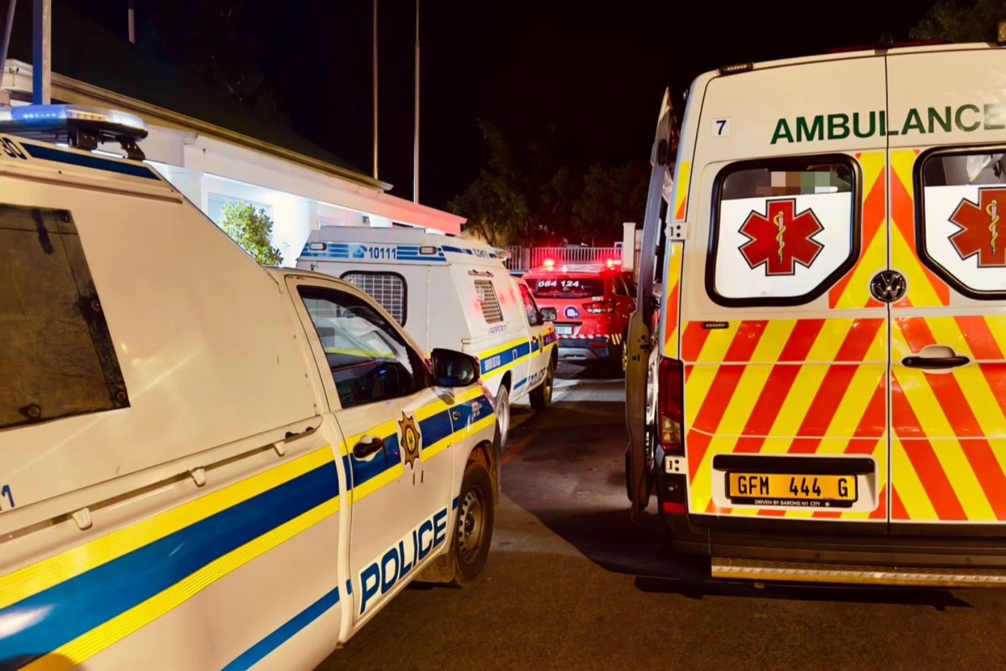Die polisie en paramedici staan Donderdagaand buite die Franschhoek-polisiekantoor. Foto: Kurt Maske